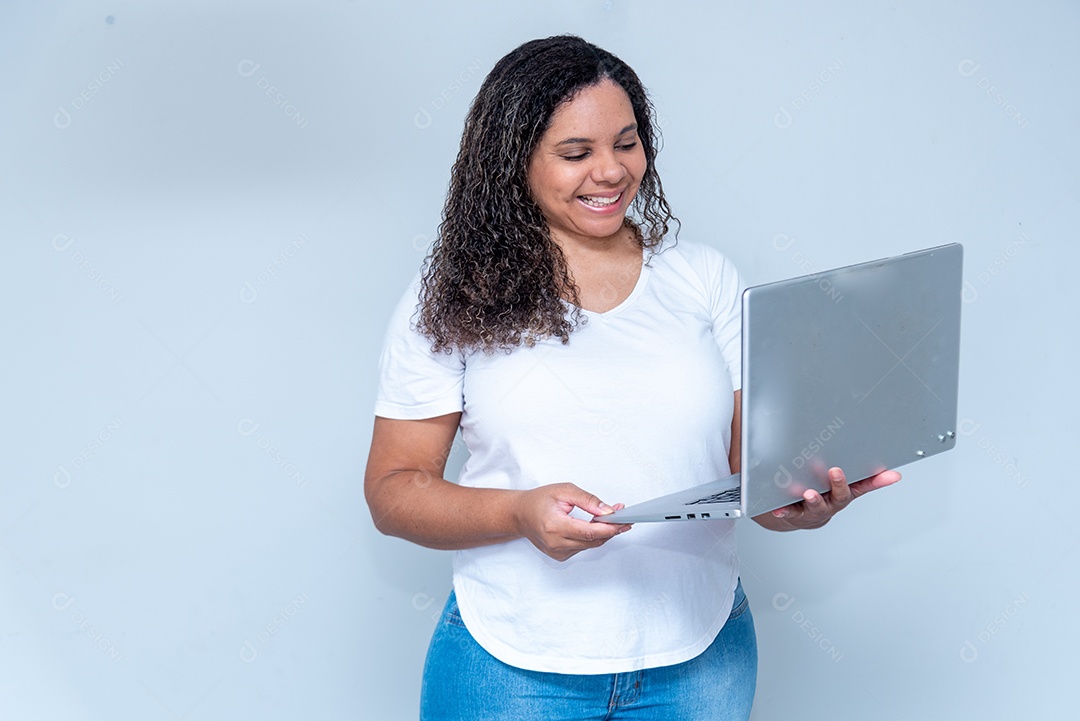 Mulher feliz segurando notebook