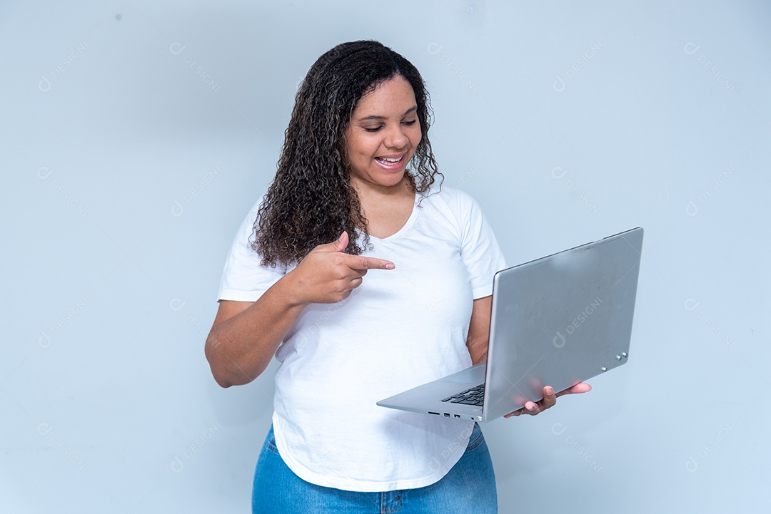 Mulher apontando para o notebook
