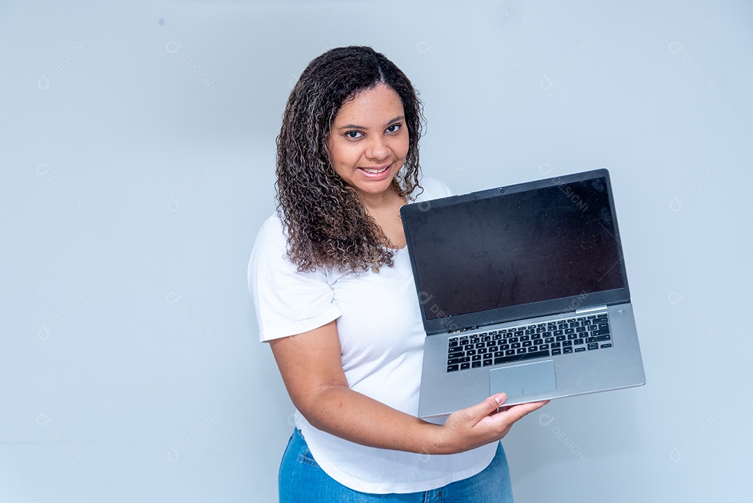 Jovem feliz segurando notebook
