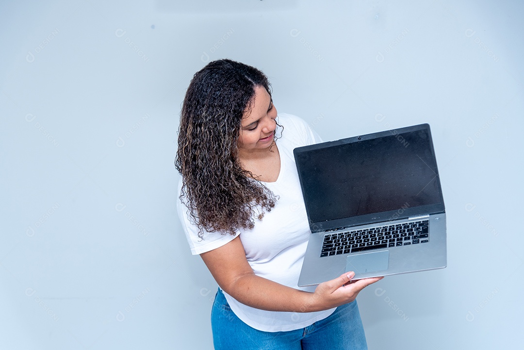 Jovem mulher feliz segurando notebook