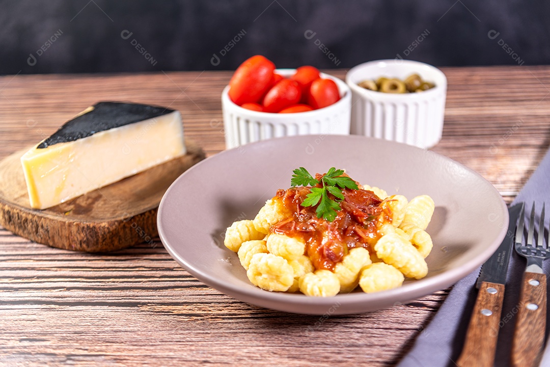 Prato de nhoque com molho e queijo ralado