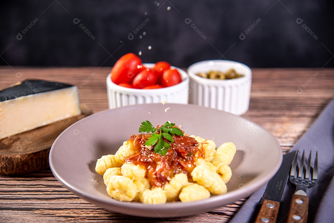 Prato de nhoque com molho e queijo ralado