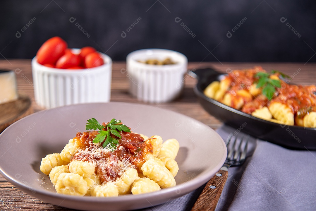 Prato com nhoque ao molho e queijo ralado