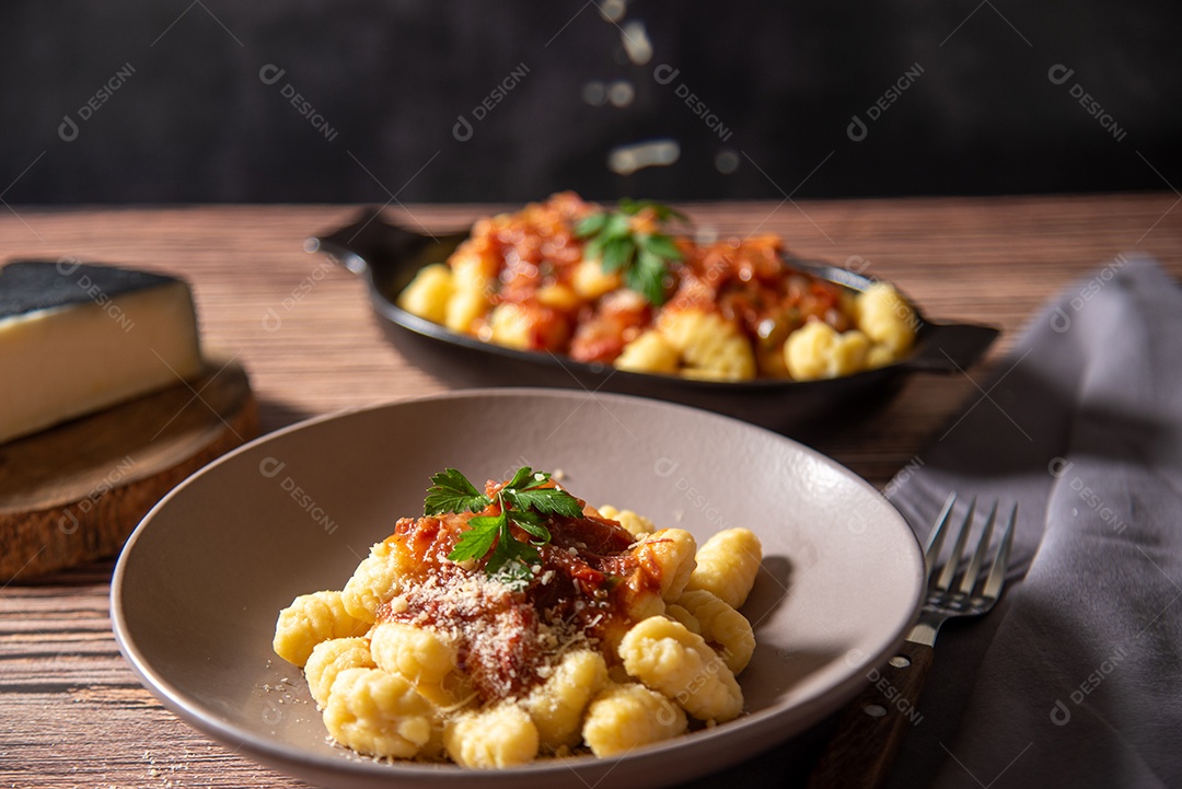 Prato com nhoque ao molho