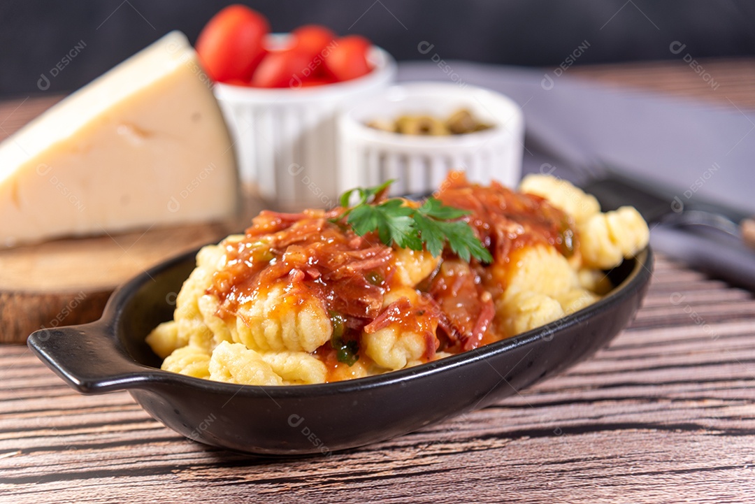 Forma com delicioso nhoque ao molho sobre uma mesa