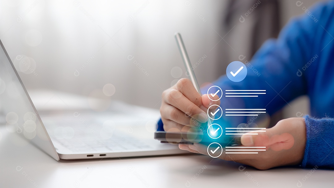 Empresário usando tablet e laptop preenchimento de pesquisa online