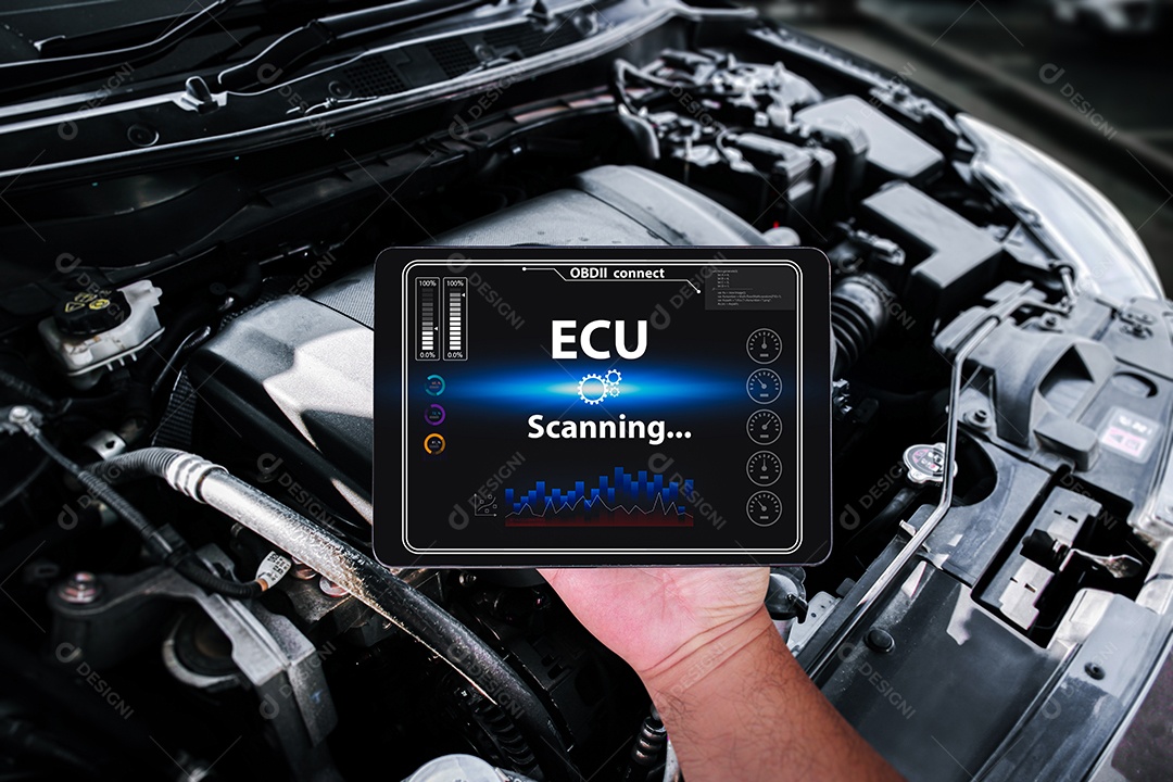 Mecânico de automóveis inspeciona um sistema de motor de carro com um scanner OBD2