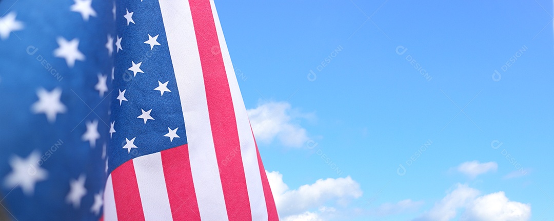 Bandeiras americanas contra um céu