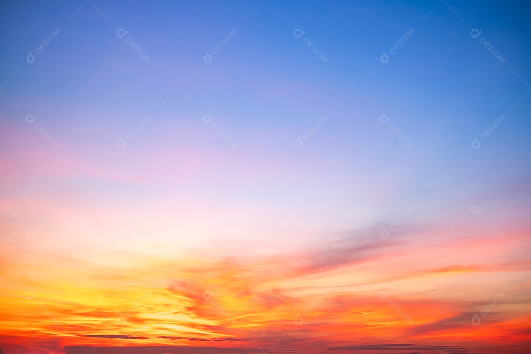 Sol em um céu aberto limpo