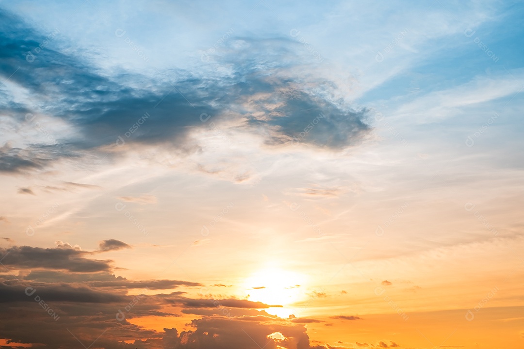 Céu lindo com sol se pondo