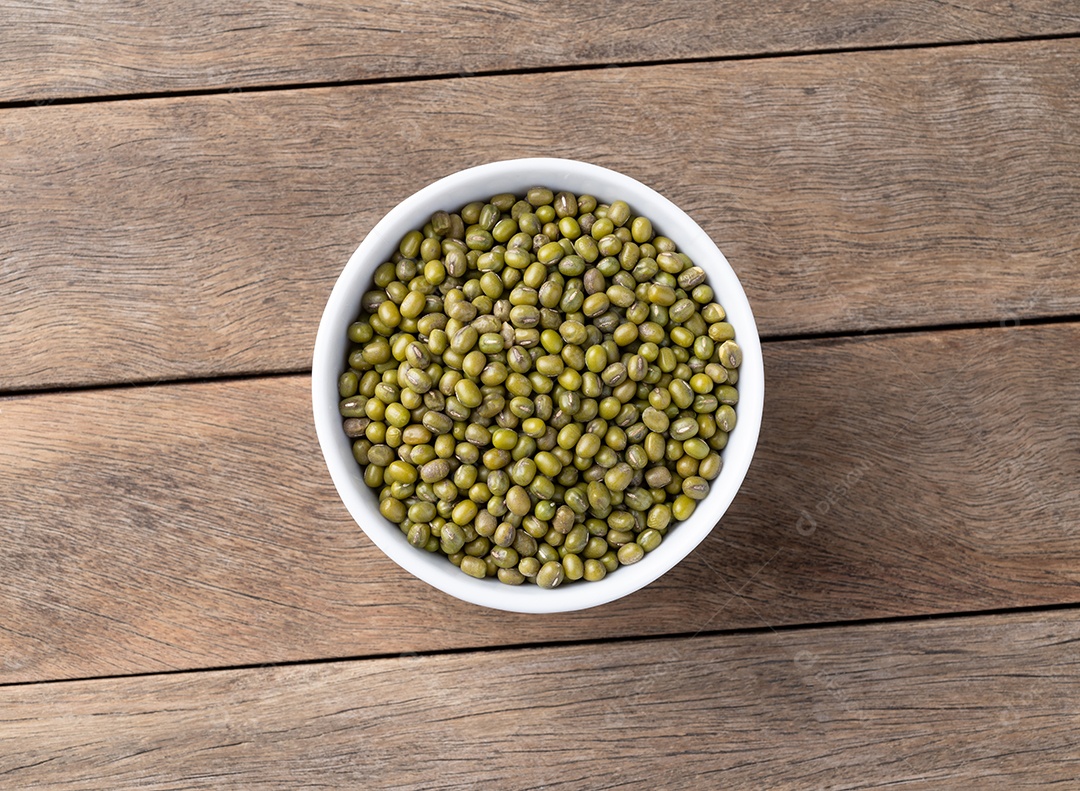 Tigela de feijão verde sobre mesa de madeira