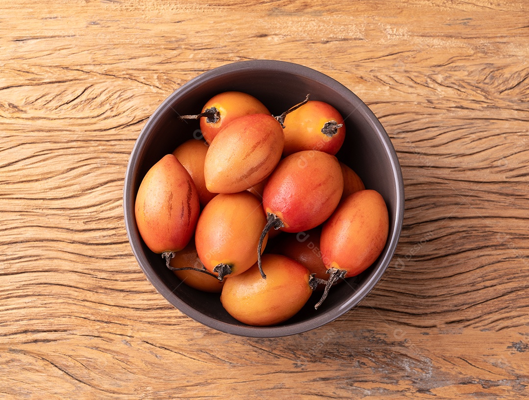 Tigela com muitos tamarillos dentro