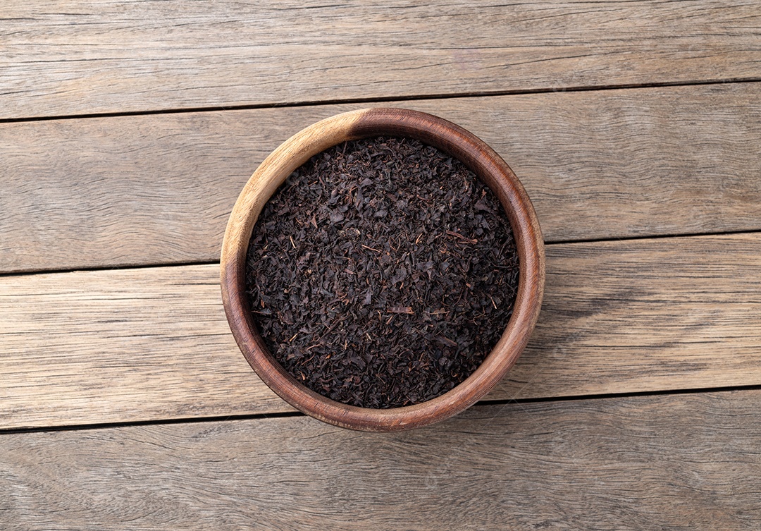 Folhas secas de chá preto em uma tigela