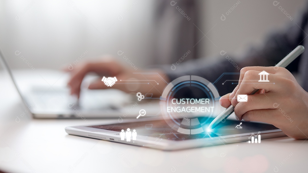 Empresário usando tablet com ícone de engajamento do cliente na tela virtual