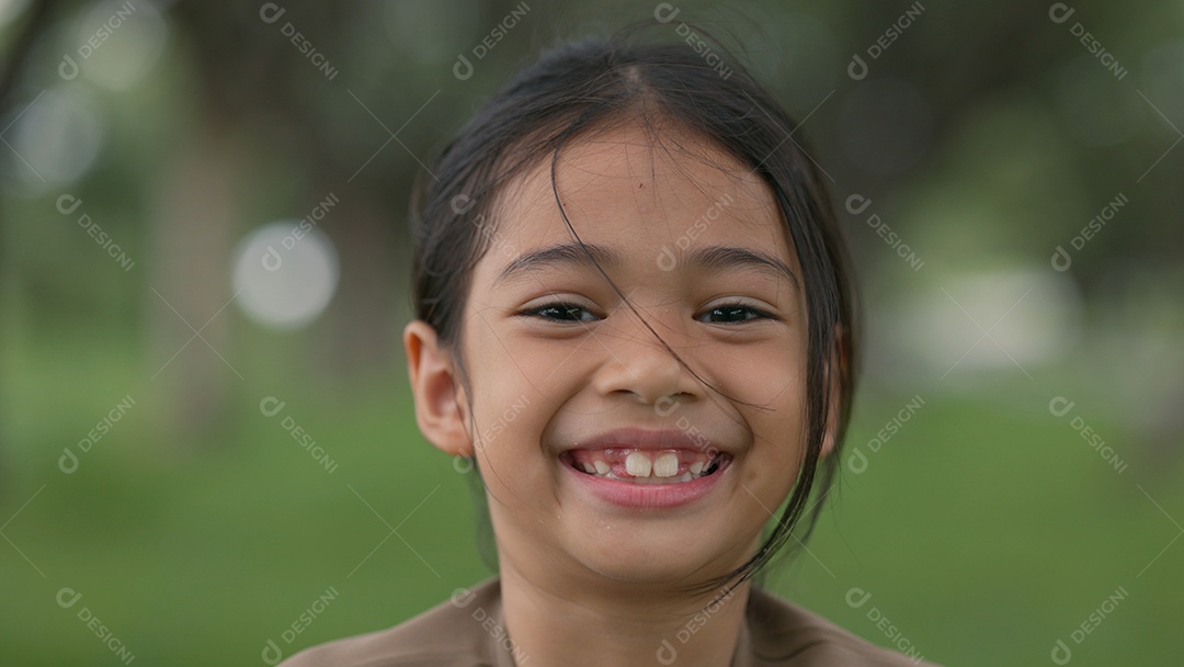 Uma garota linda com sorriso no rosto