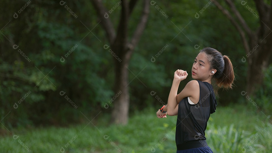 Uma mulher está se alongando em um parque