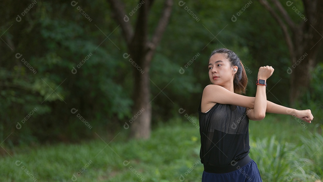 Uma mulher está se alongando em um parque