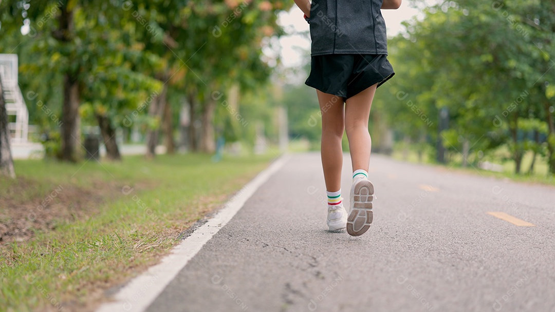 Jovem garota fazendo corrida