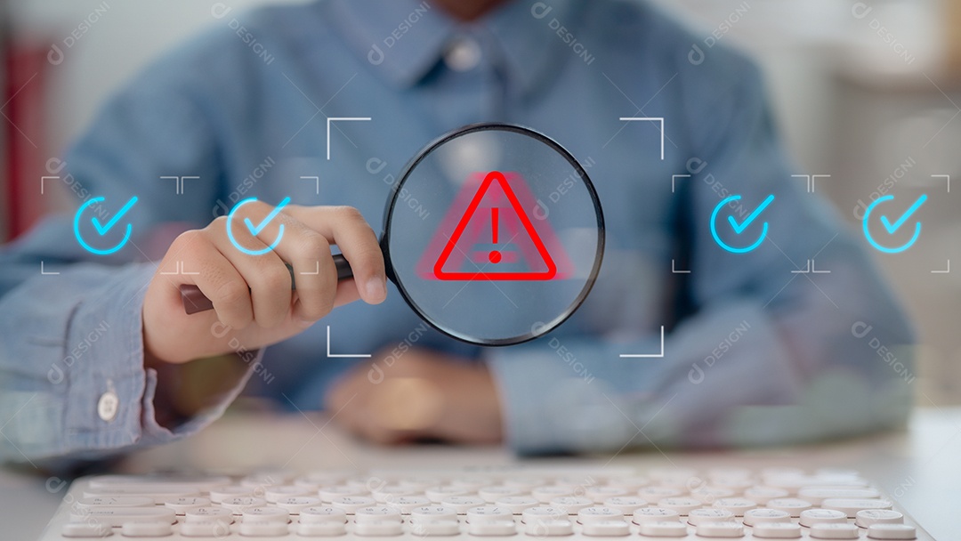 Um homem segurando uma lupa alerta sobre um erro ou violação de segurança