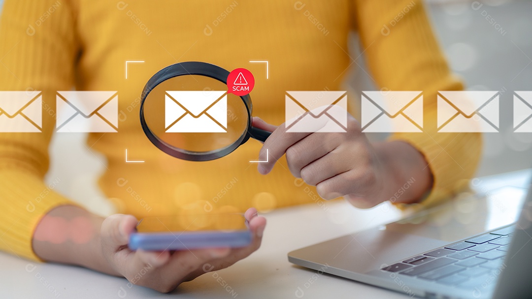 Mulher segurando uma lupa alertam sobre um e mail ou violação de segurança