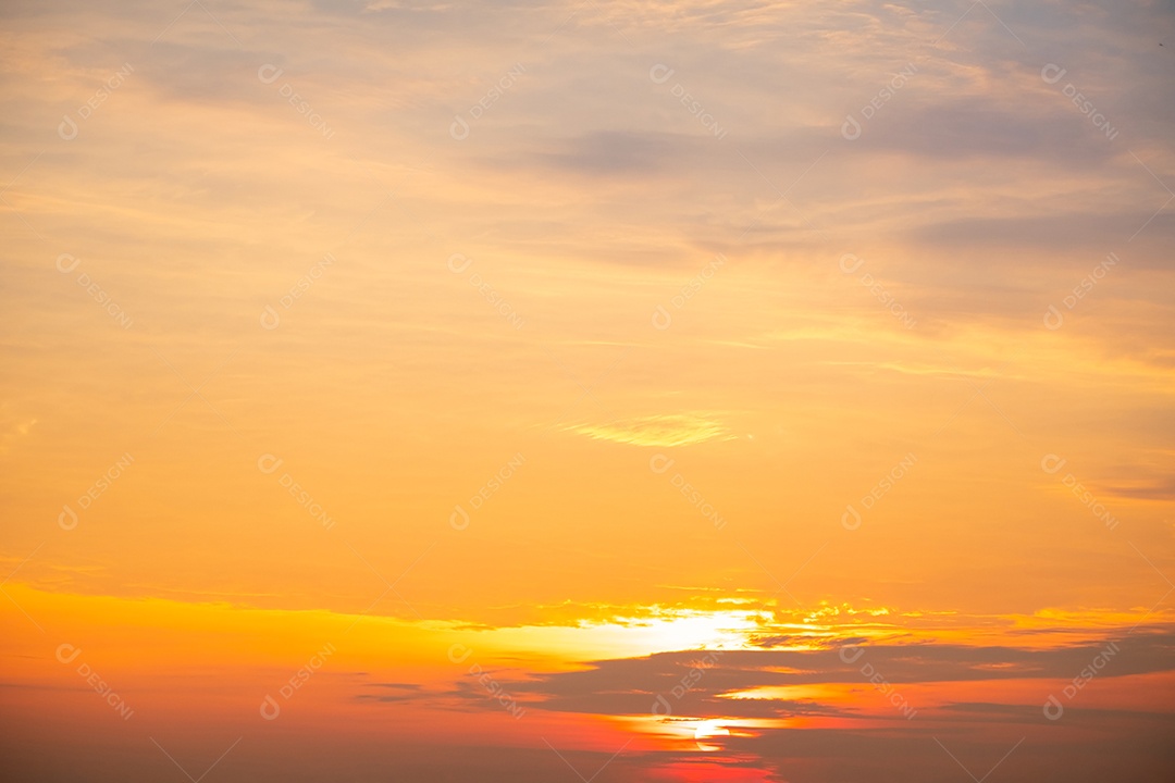 Céu lindo com sol se pondo