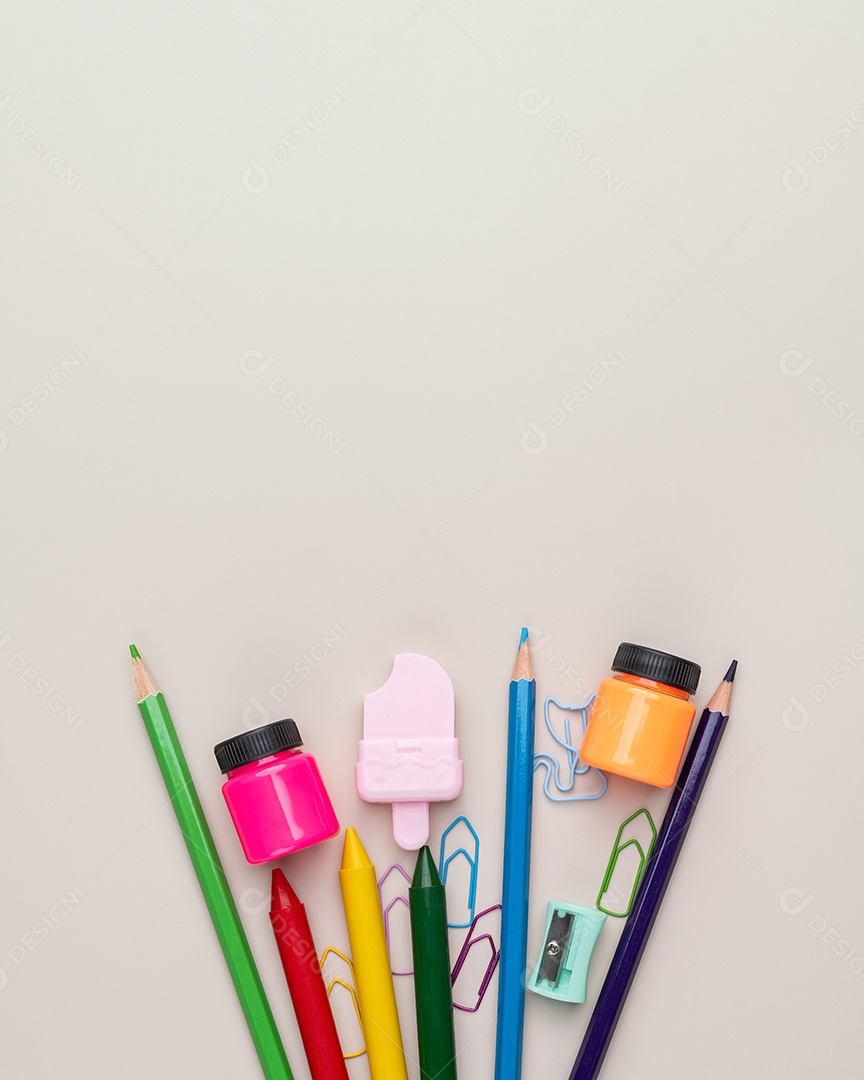 Tintas lápis e giz de cera coloridos clips e apontador