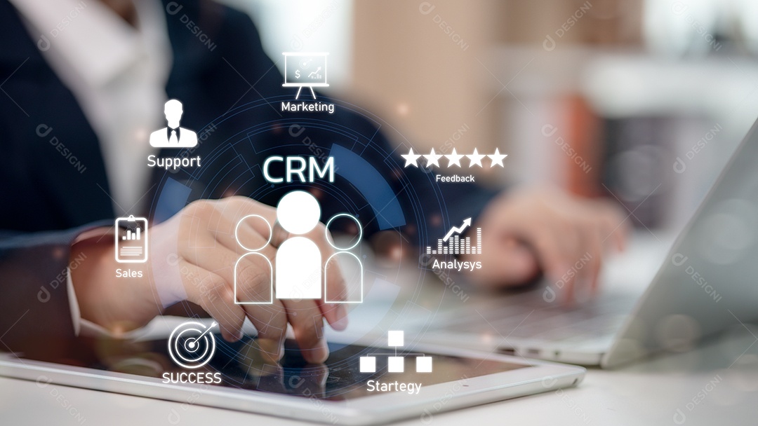 Estrutura de rede de negócios e ícone de pessoa de toque do empresário na tela virtual