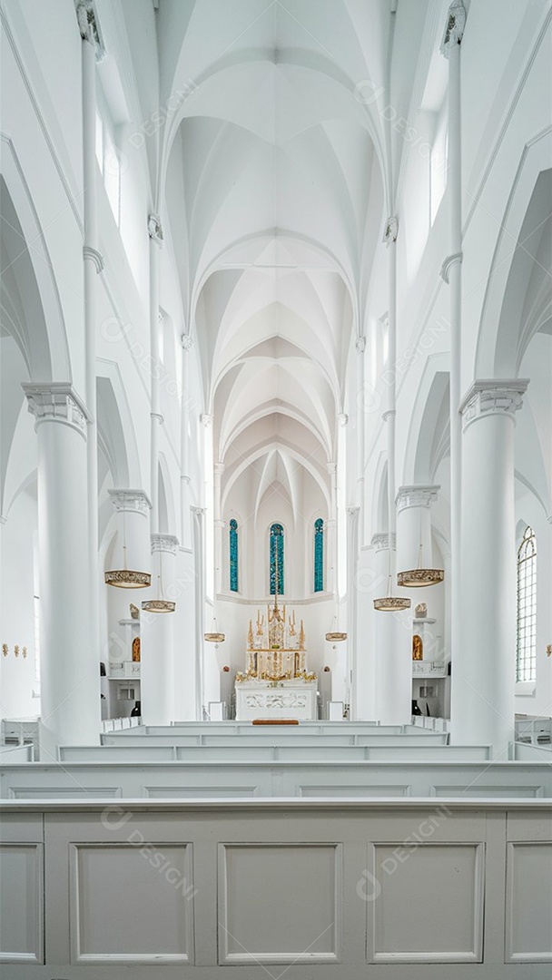 Interior de uma igreja com altar lindo