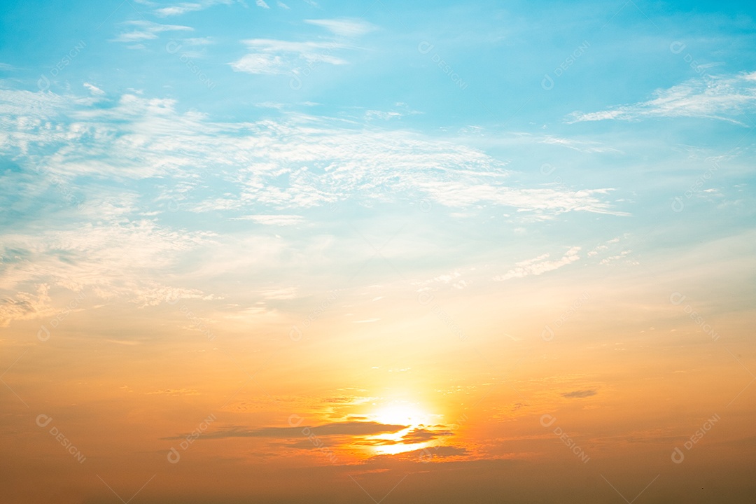 Sol contra um céu azul lindo