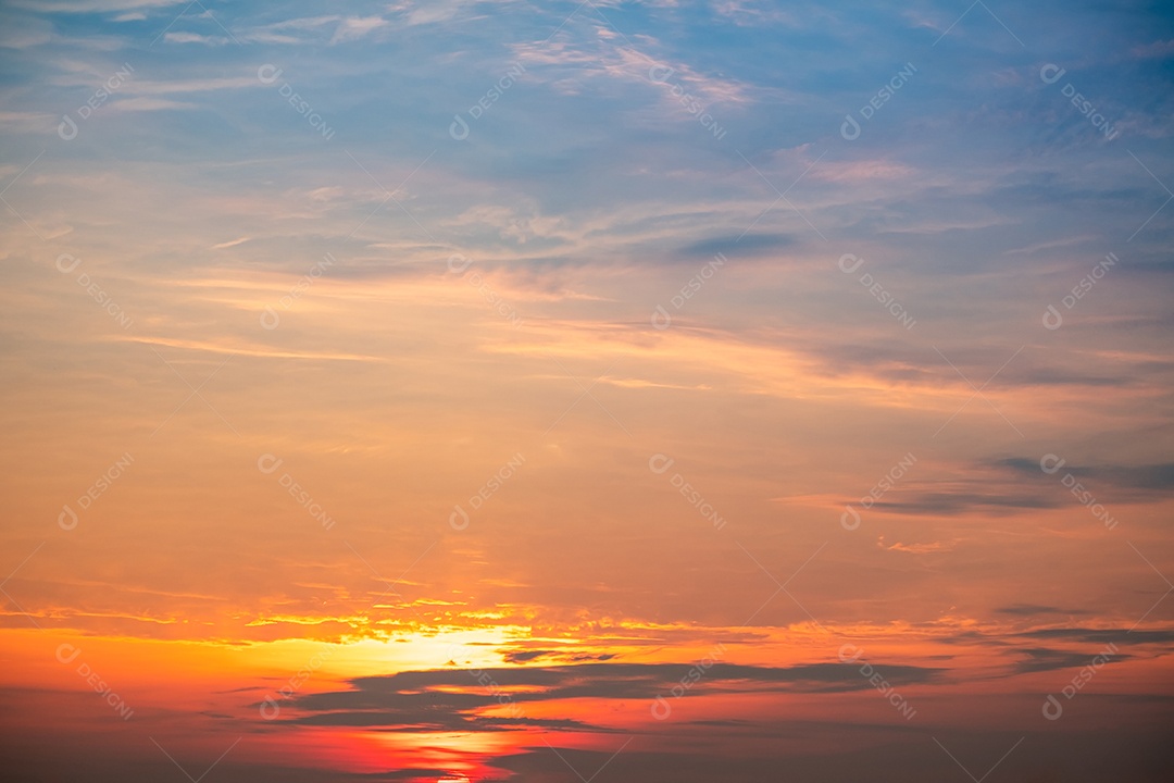 Lindo céu azul contra pôr do sol