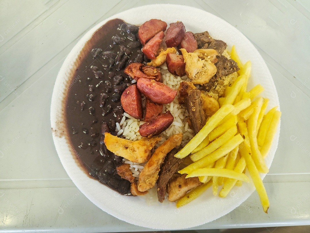 Um prato cheio de comida deliciosa brasileiro