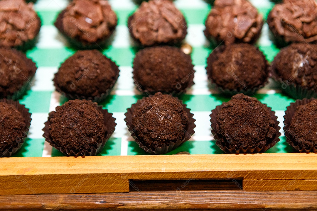 Brigadeiros deliciosos sobre um pano xadrez