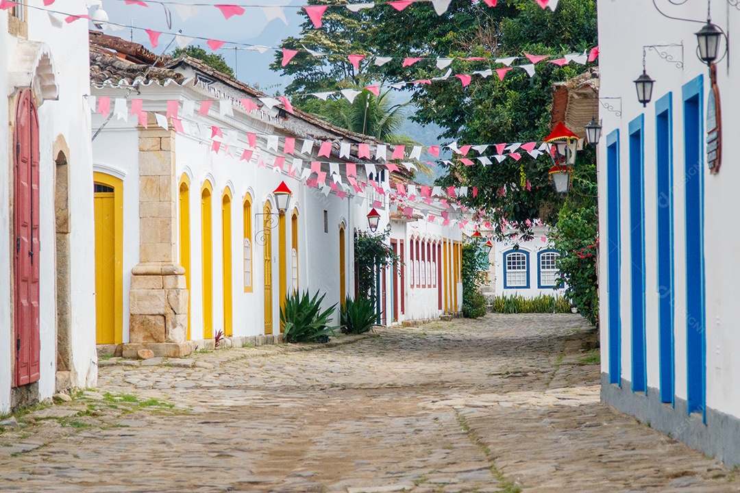 Ruas de Paraty enfeitada para festa com muitas banderolas