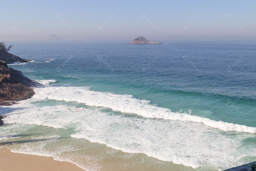 Ondas forte de uma praia linda