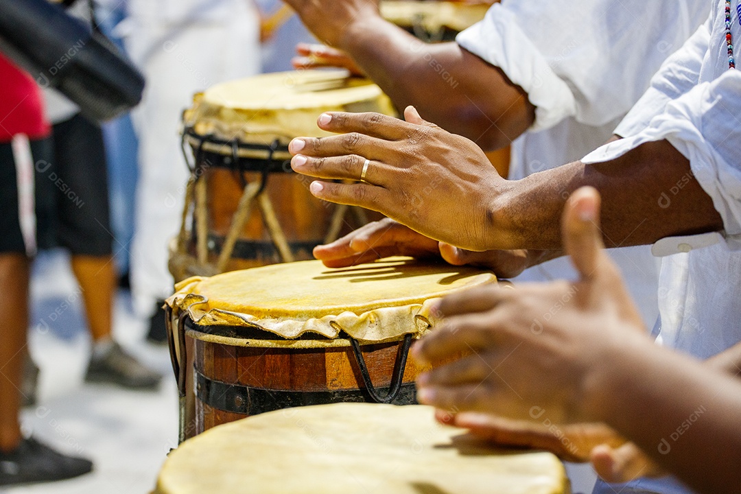 Pessoas tocando tambor no festival de Iemanjá