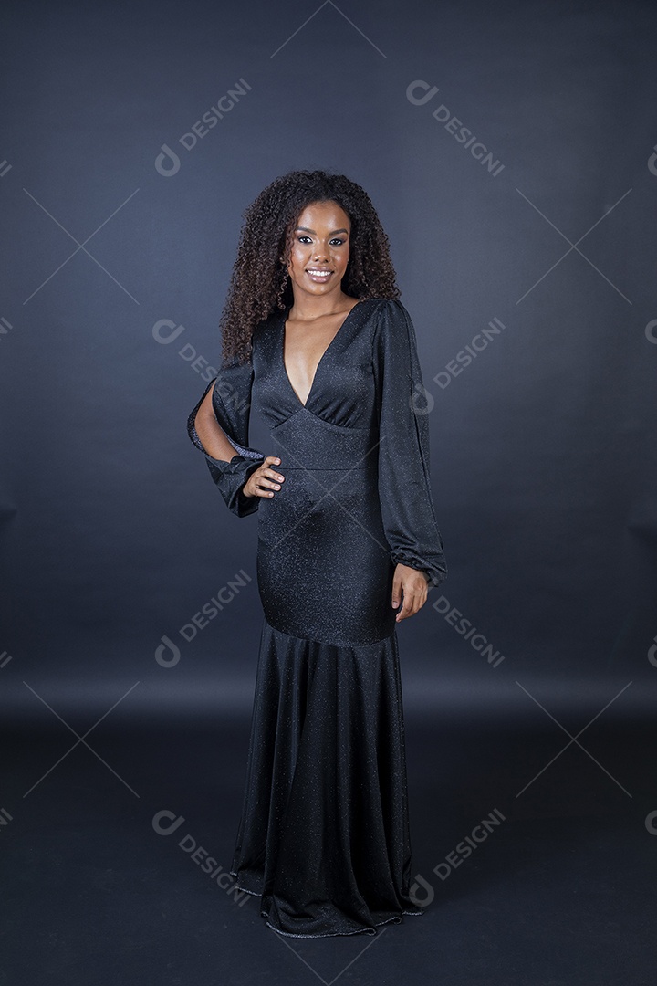 Morena lindíssima com sorriso no rosto e vestido preto