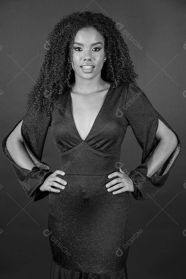 Mulher negra linda com vestido preto com sorrisão