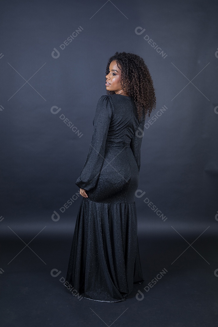 Mulher negra linda com vestido preto