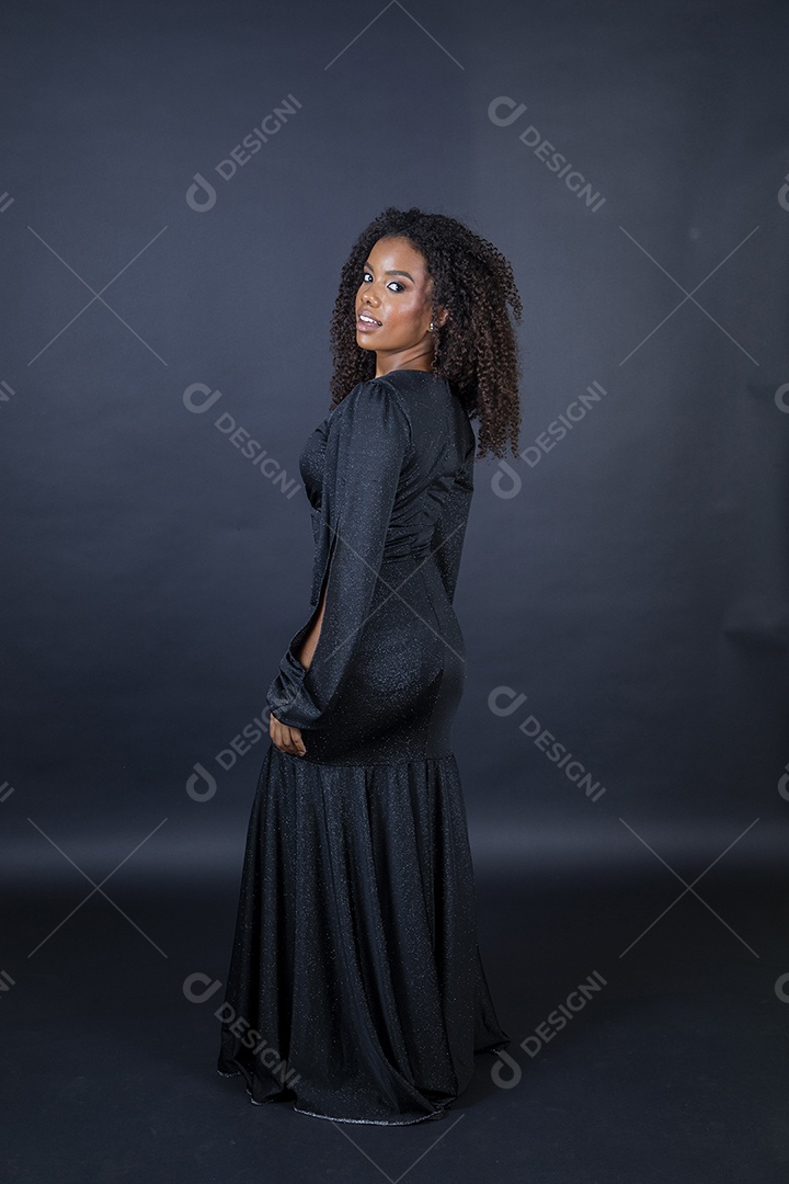 Mulher negra linda com vestido preto