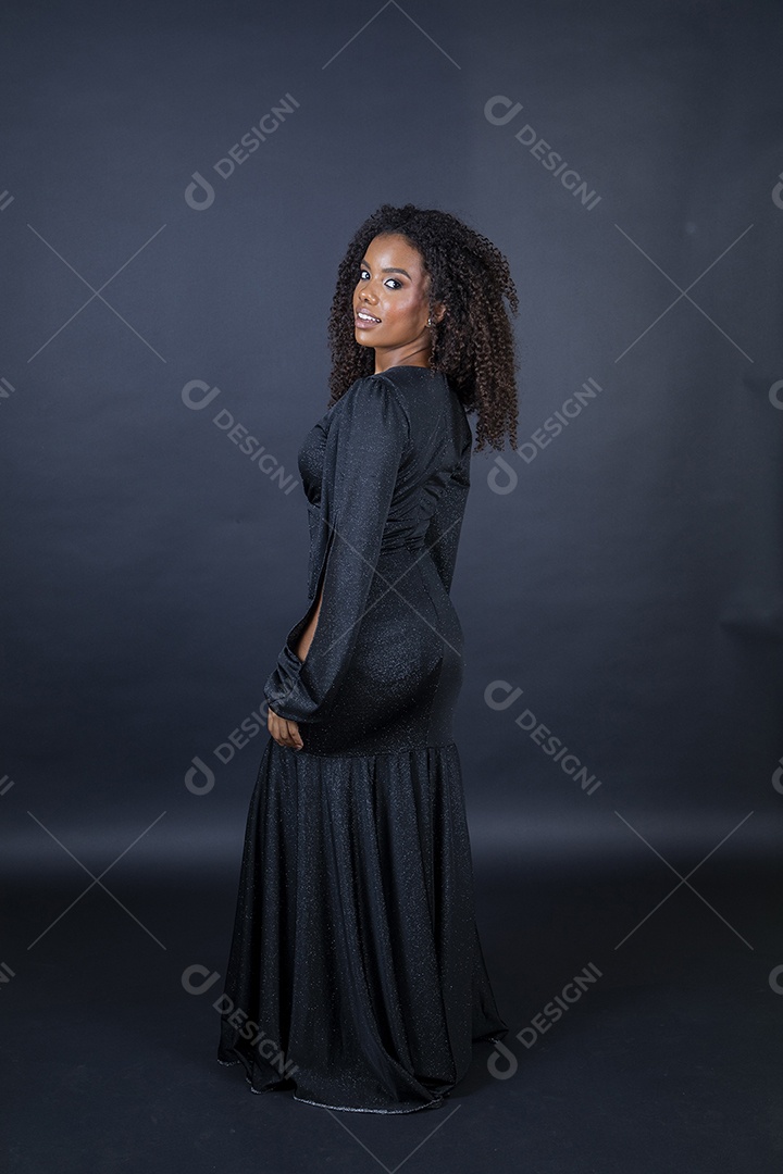 Mulher negra linda com vestido preto