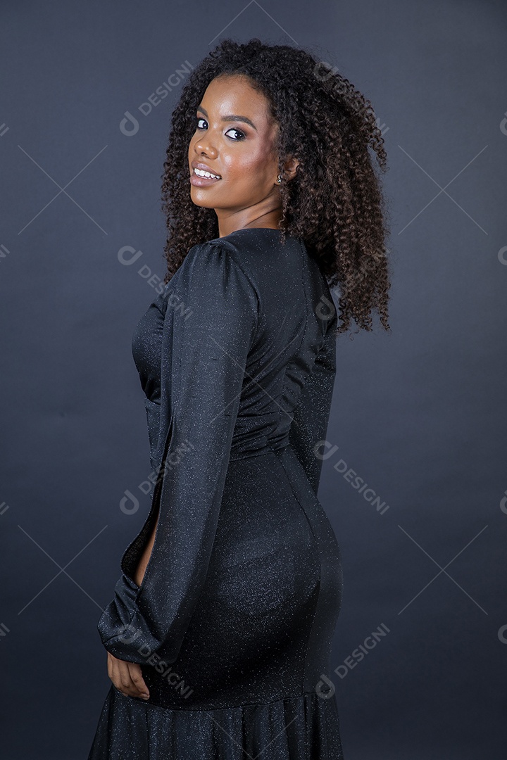 Mulher negra linda com vestido preto