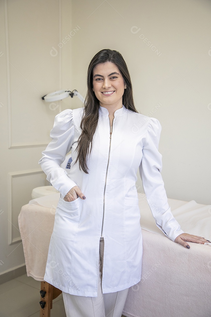 Mulher esteticista na clínica