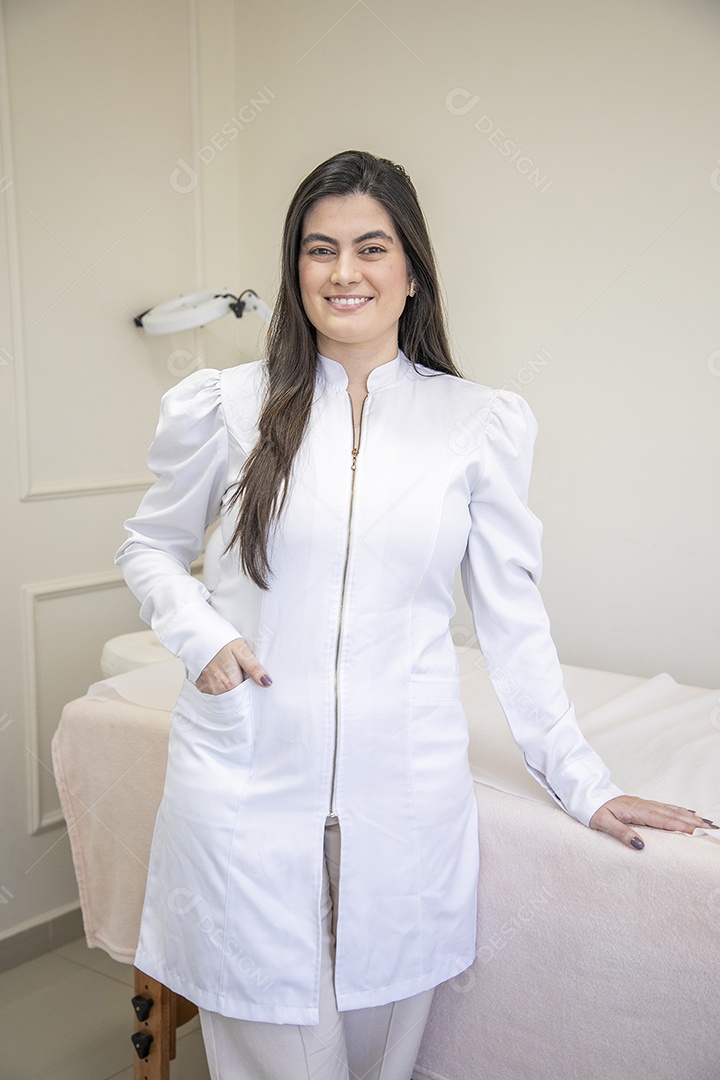 Mulher esteticista sorrindo em consultório