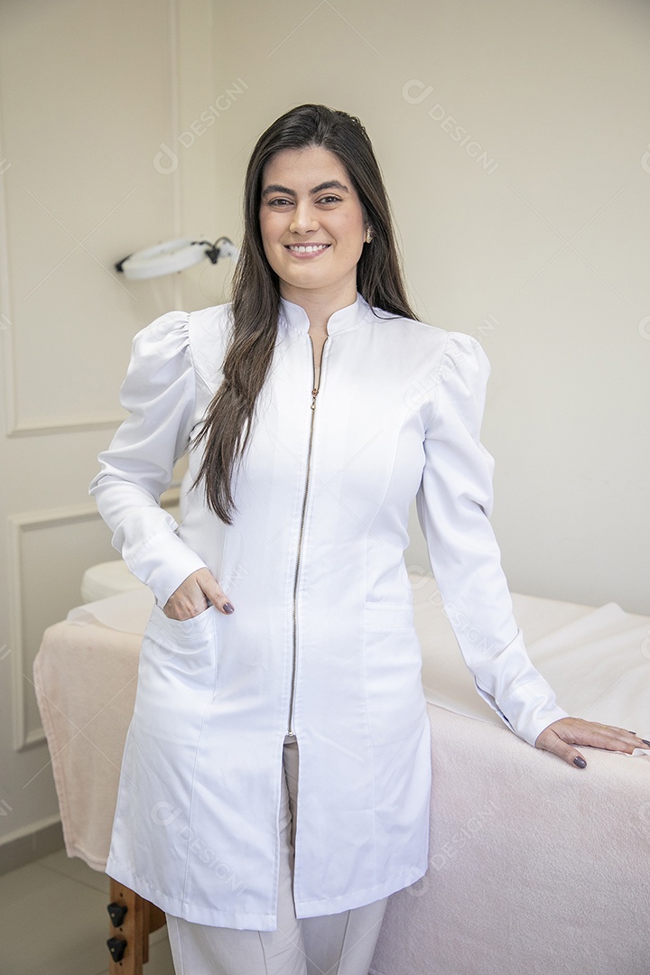 Esteticista sorrindo no seu consultório