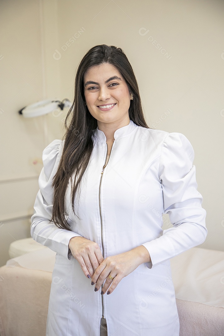 Jovem esteticista sorrindo