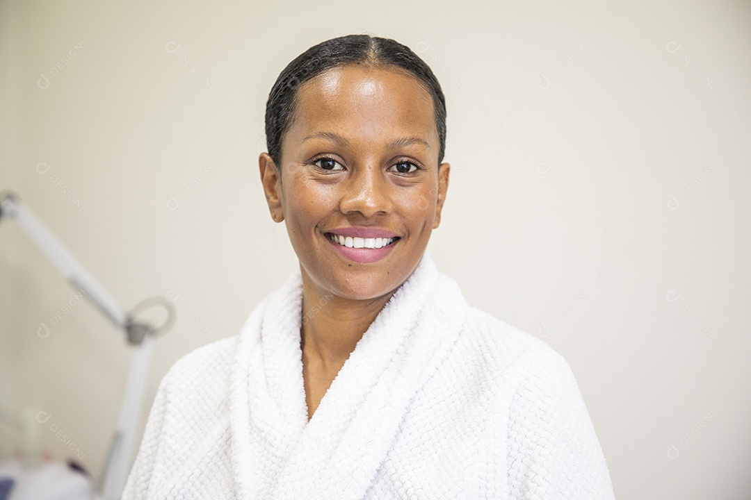 Mulher morena de roupão sorrindo