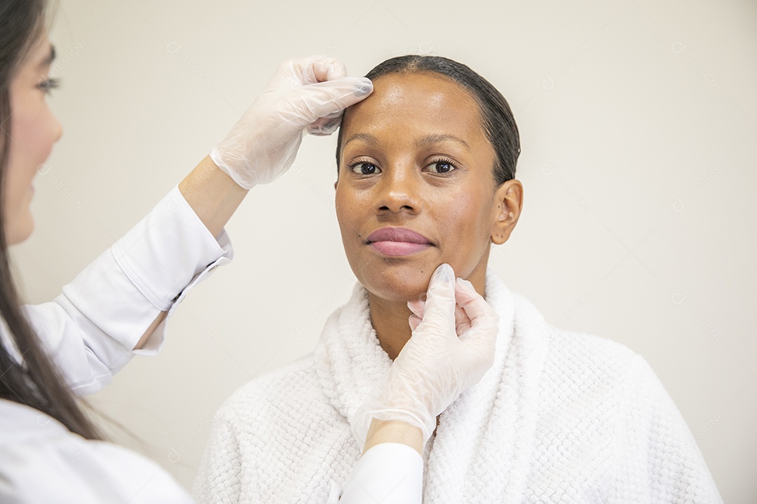 Esteticista avaliando a pele de uma cliente