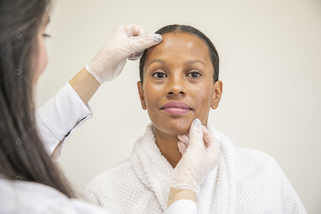 Esteticista avaliando a pele de uma cliente