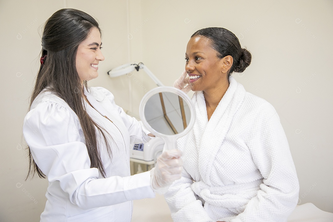 Clínica de estética mulher feliz com procedimento de uma profissional