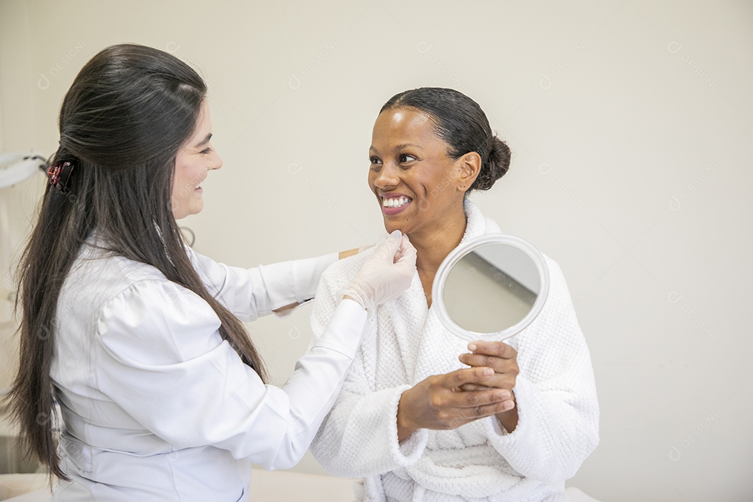 Esteticista fazendo protocolo em cliente
